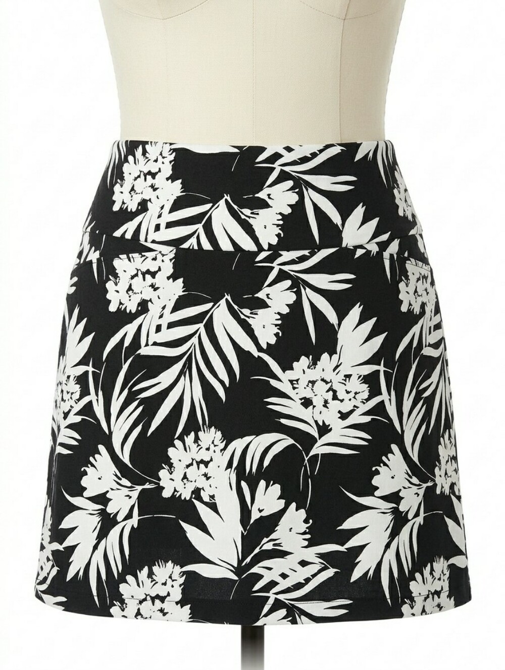 S.C. & CO. Black White Tropical Floral Athletic Skort Size Small Tummy Control